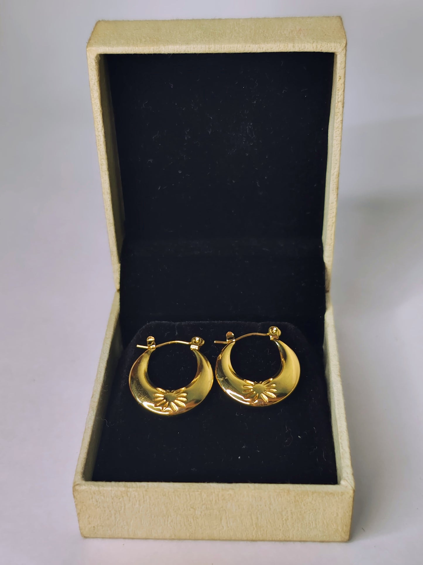 Textured earring (Anti tarnish stainless steel, 18 K gold plated)