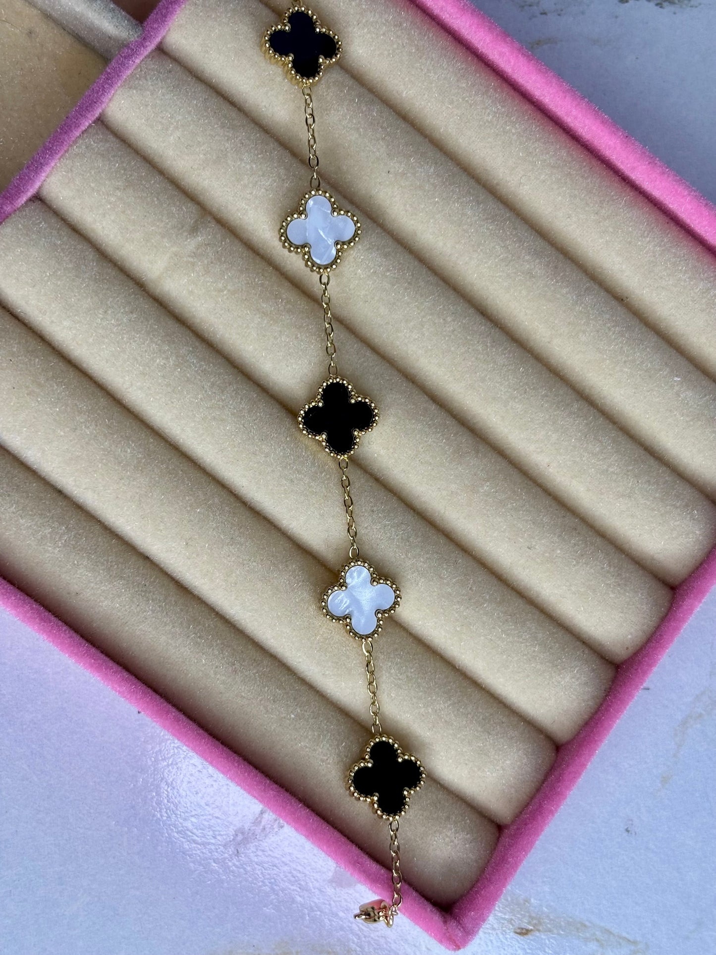 Clover white and black bracelet (Anti tarnish stainless steel 18k gold plate)