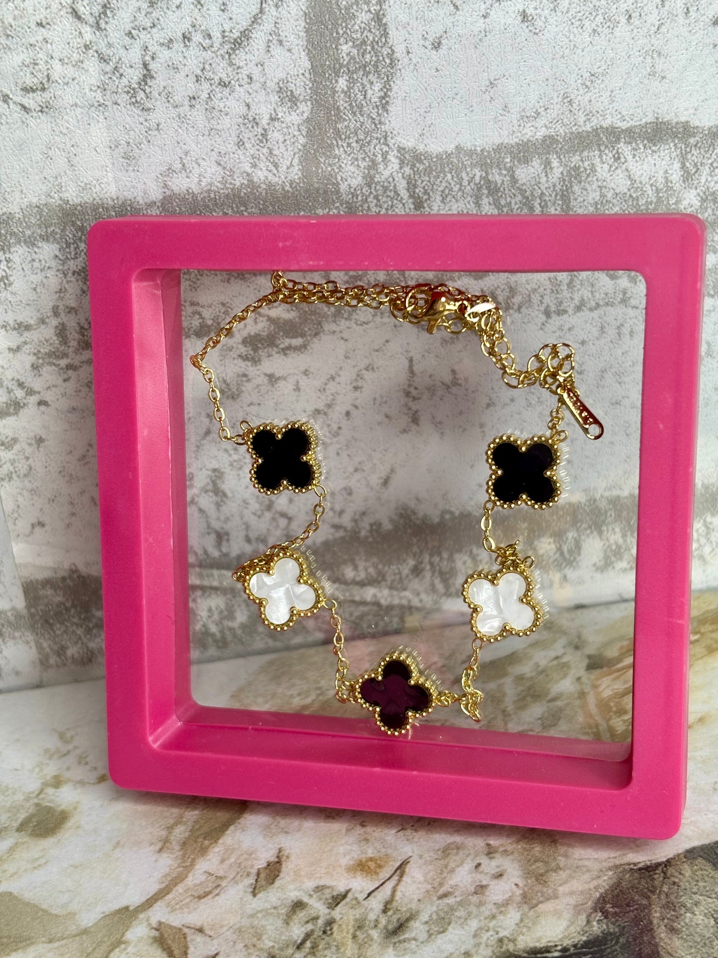 Clover white and black bracelet (Anti tarnish stainless steel 18k gold plate)